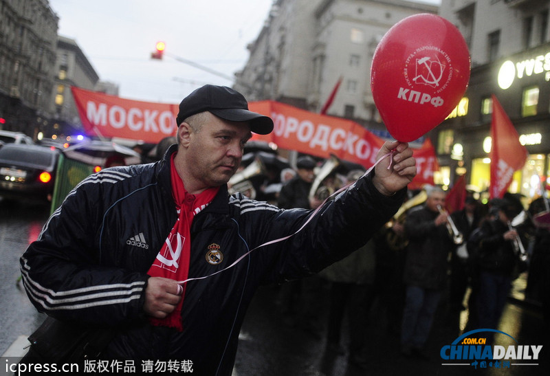 俄共產(chǎn)黨支持者手持列寧畫(huà)像游行 紀(jì)念十月革命96周年