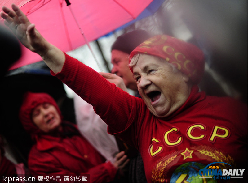 俄共產黨支持者手持列寧畫像游行 紀念十月革命96周年