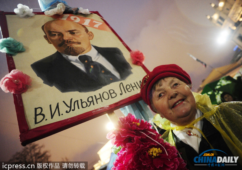 俄共產(chǎn)黨支持者手持列寧畫(huà)像游行 紀(jì)念十月革命96周年