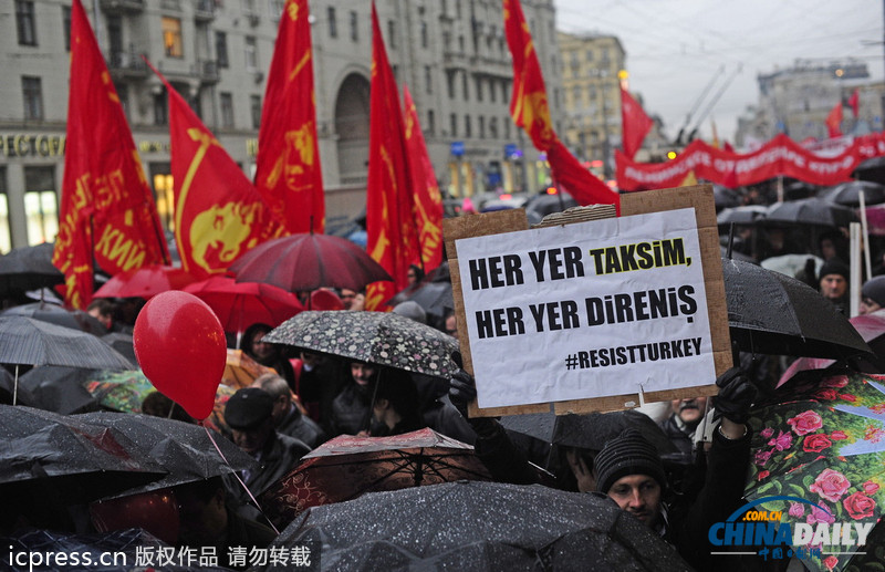 俄共產黨支持者手持列寧畫像游行 紀念十月革命96周年