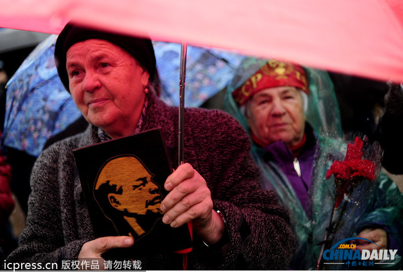 俄共產黨支持者手持列寧畫像游行 紀念十月革命96周年