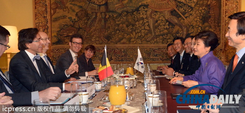 韓國總統(tǒng)樸槿惠冒雨訪問比利時(shí)