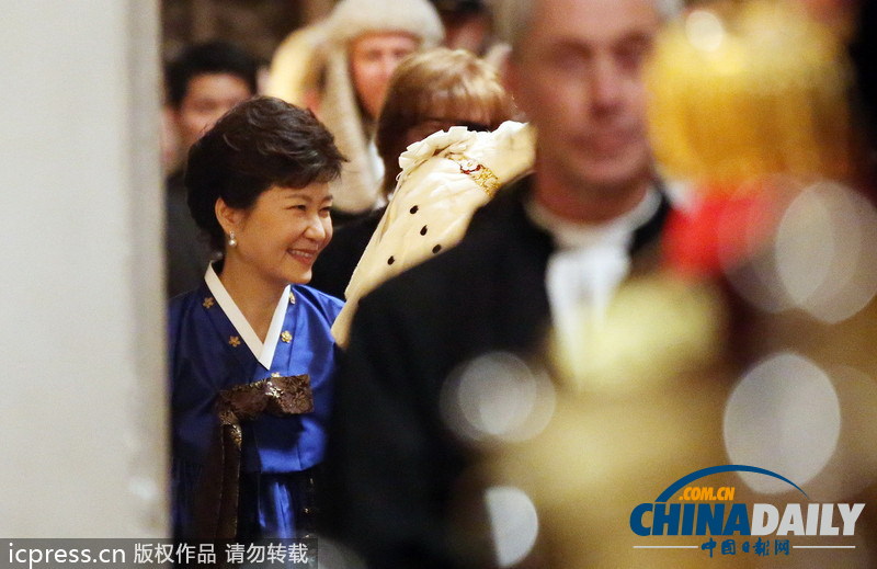 樸槿惠赴倫敦金融城市長(zhǎng)晚宴 穿韓服長(zhǎng)裙被絆倒