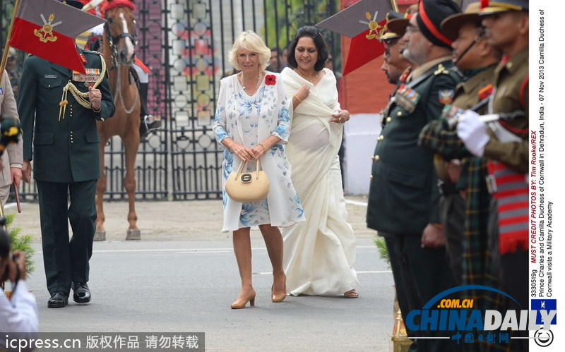 查爾斯卡米拉訪問(wèn)印度軍校 看學(xué)生制作陶器