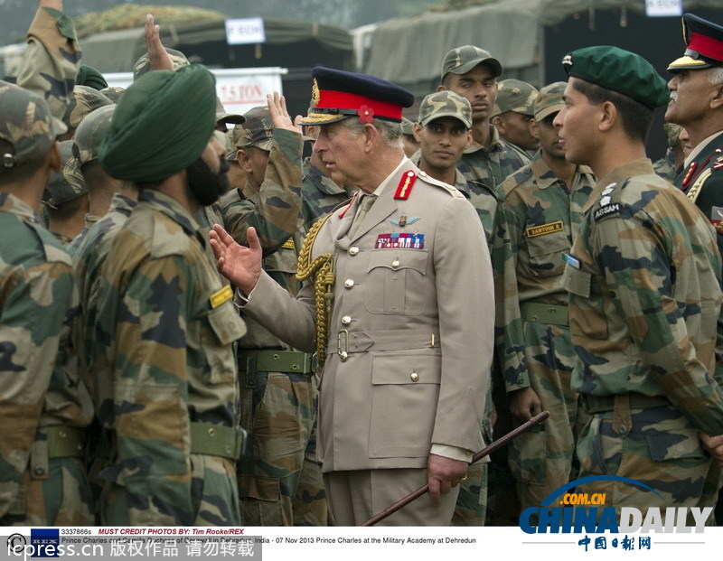 查爾斯卡米拉訪問印度軍校 看學生制作陶器