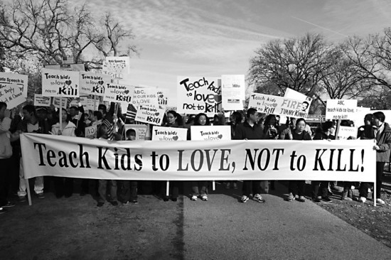 美華人27城示威抗議辱華節目 美主流媒體普遍失聲