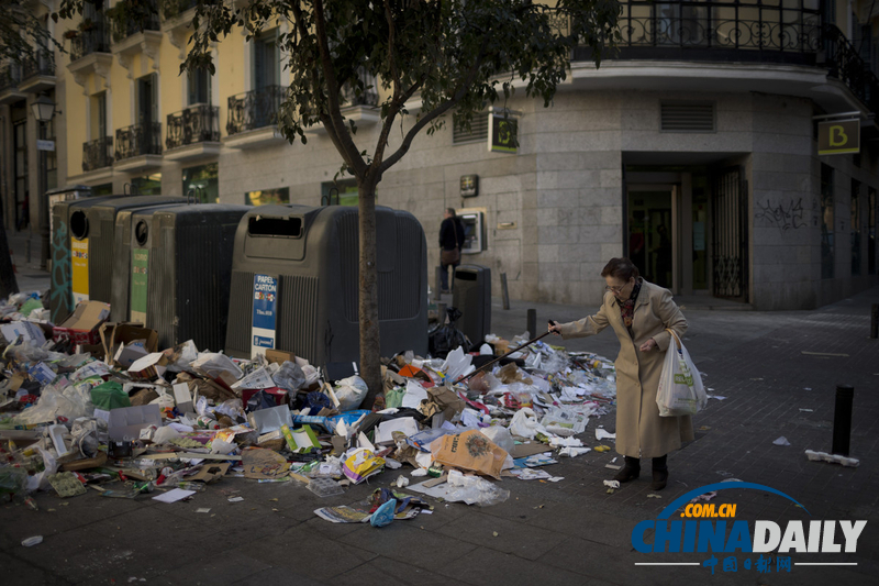 西班牙環衛工人持續罷工 街頭垃圾堆成山
