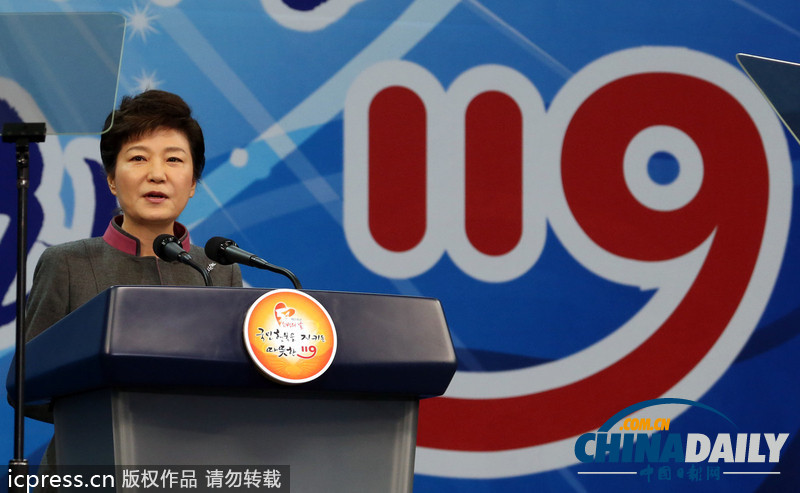 韓國(guó)慶祝消防日 總統(tǒng)樸槿惠親自為消防員“穿衣”