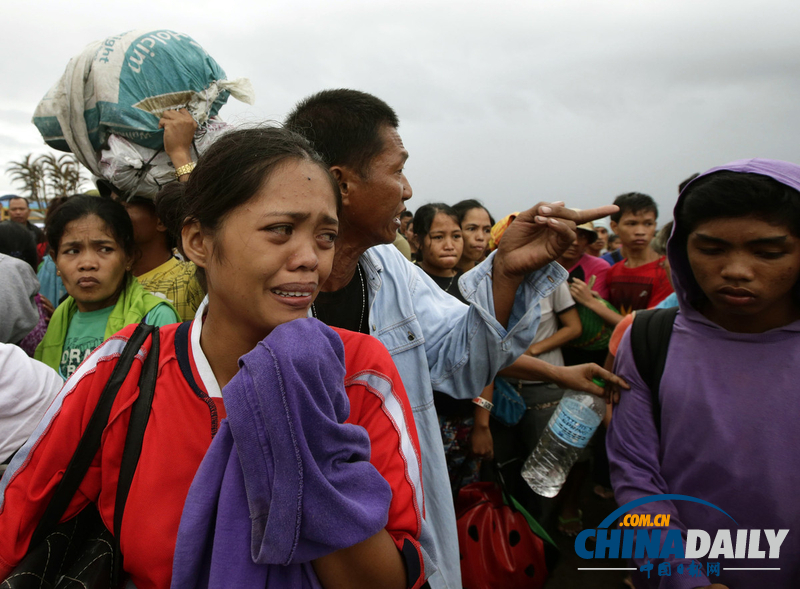 菲律賓災民為乘軍機撤離爭先恐后 與軍人互相推搡