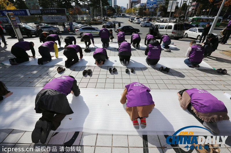 韓統合進步黨削發議員跪地 抗議政府要求解散政黨