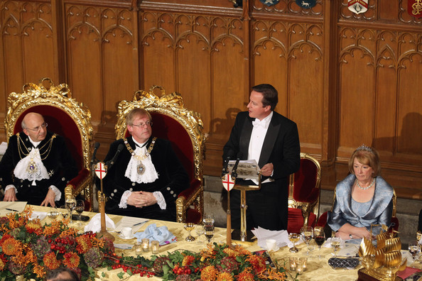 卡梅倫“奢華”宴會上提倡節儉成笑話