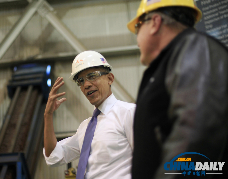 奧巴馬視察鋼鐵廠 戴安全帽與工人親切交流