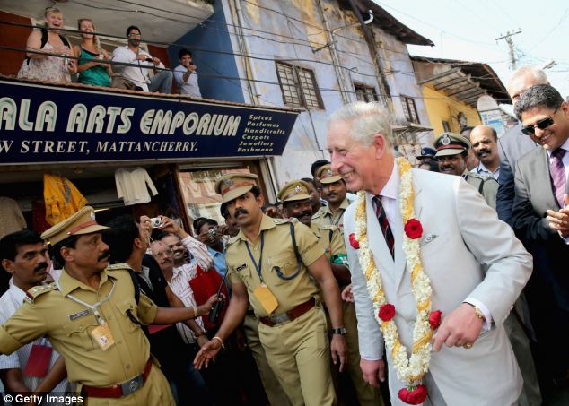女游客唱生日歌祝壽 英國查爾斯王儲拋玫瑰致謝（圖）