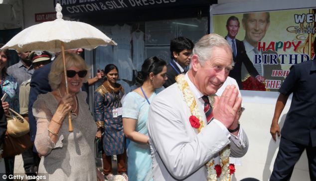 女游客唱生日歌祝壽 英國查爾斯王儲(chǔ)拋玫瑰致謝（圖）