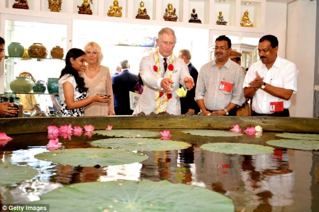 女游客唱生日歌祝壽 英國(guó)查爾斯王儲(chǔ)拋玫瑰致謝（圖）