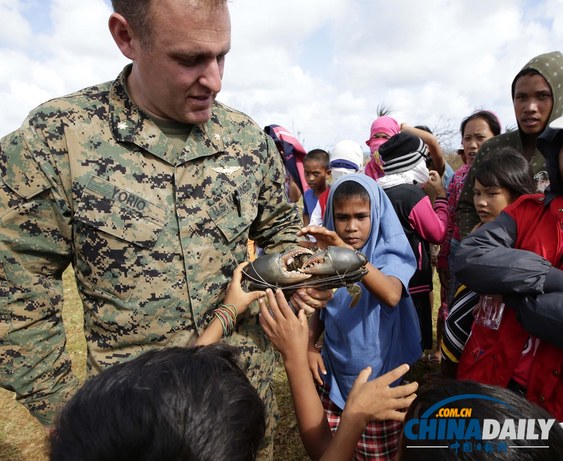 美國海軍向菲律賓空投救援物資 災民回贈大螃蟹