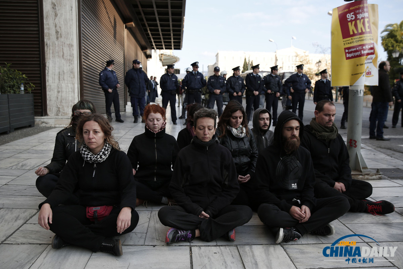 希臘民眾大規(guī)模游行 紀念學生起義40周年（圖）