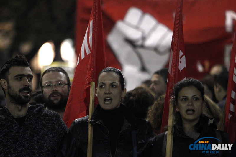 希臘民眾大規(guī)模游行 紀念學生起義40周年（圖）