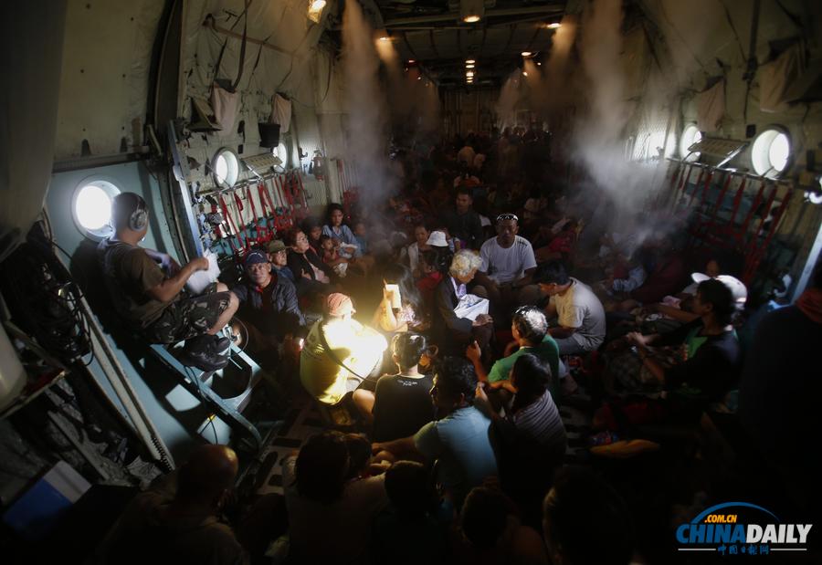 菲律賓臺風難民乘美救援機抵達馬尼拉 高舉雙手歡呼