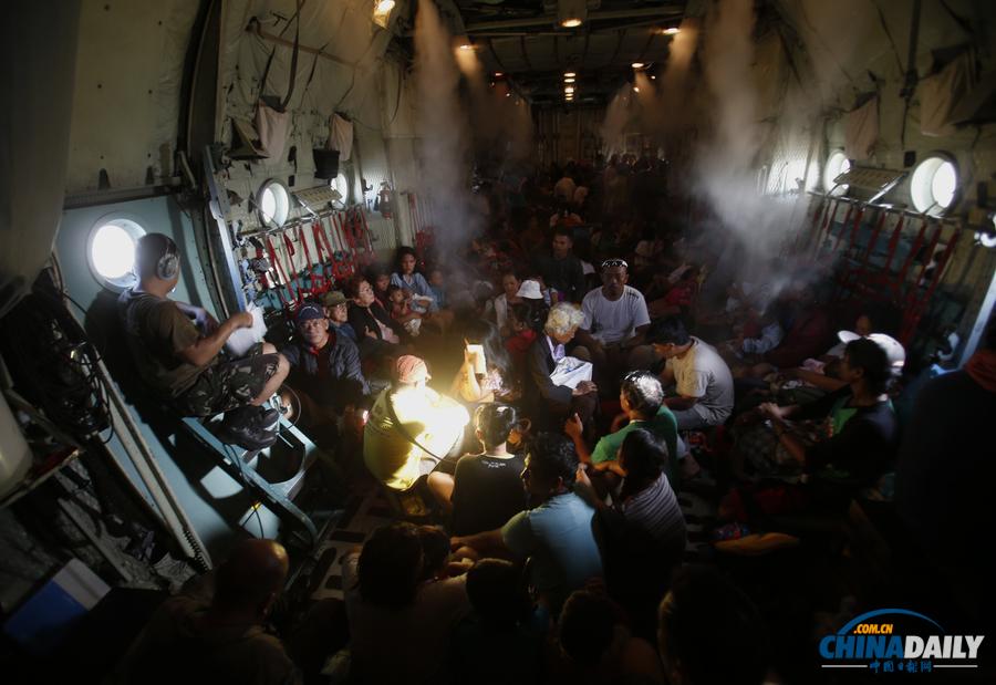 菲律賓臺風難民乘美救援機抵達馬尼拉 高舉雙手歡呼