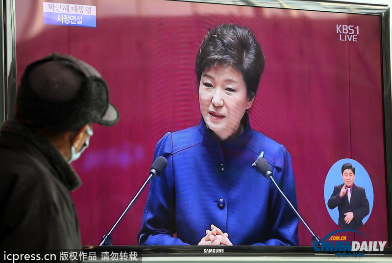樸槿惠首次發表施政演講 遭反對黨剃光頭戴口罩抗議