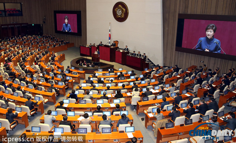 樸槿惠首次發表施政演講 遭反對黨剃光頭戴口罩抗議