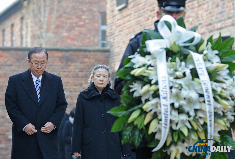 氣候會議期間潘基文到訪奧斯維辛 在集中營前獻花