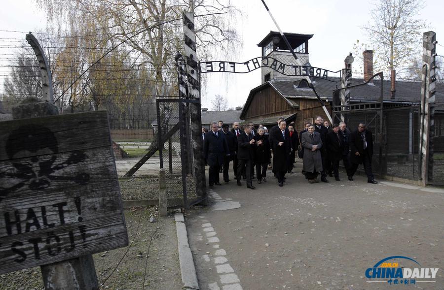 氣候會議期間潘基文到訪奧斯維辛 在集中營前獻花