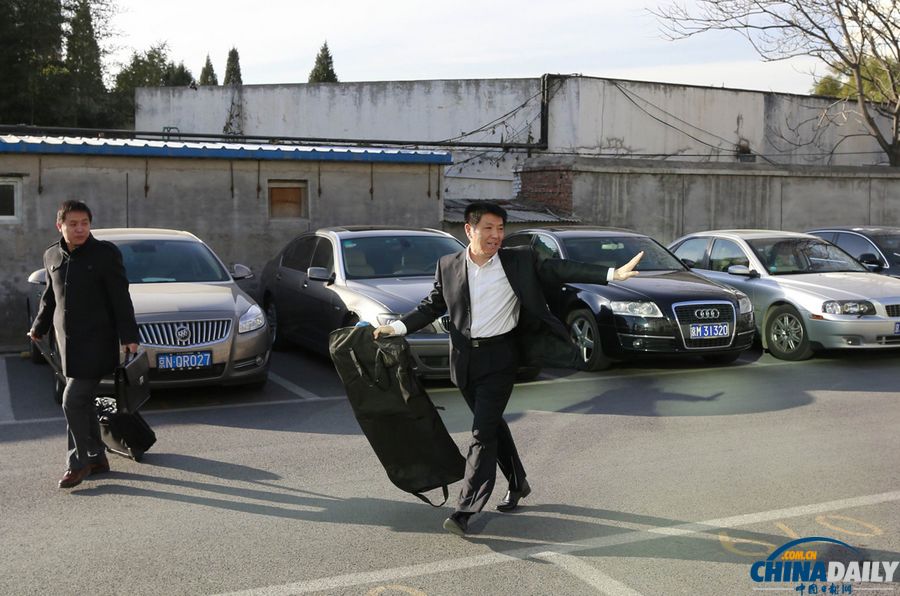 李某某等五人強奸案二審開庭