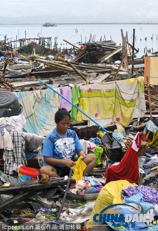 圖片故事：菲律賓受強臺風重創 婦女在廢墟中洗衣