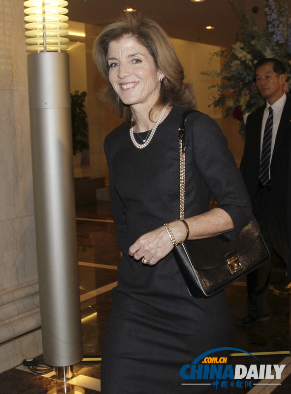 卡羅琳履行駐日大使首項(xiàng)工作 前往拜訪天皇明仁