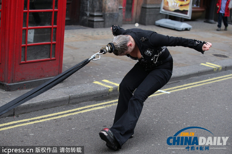 美女表演“頭發(fā)拉車”駭人絕技 我和我的小伙伴們都驚呆了