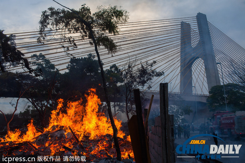 巴西強(qiáng)拆貧民窟迎世界杯引發(fā)抗議（組圖）