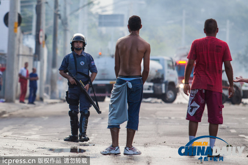 巴西強(qiáng)拆貧民窟迎世界杯引發(fā)抗議（組圖）