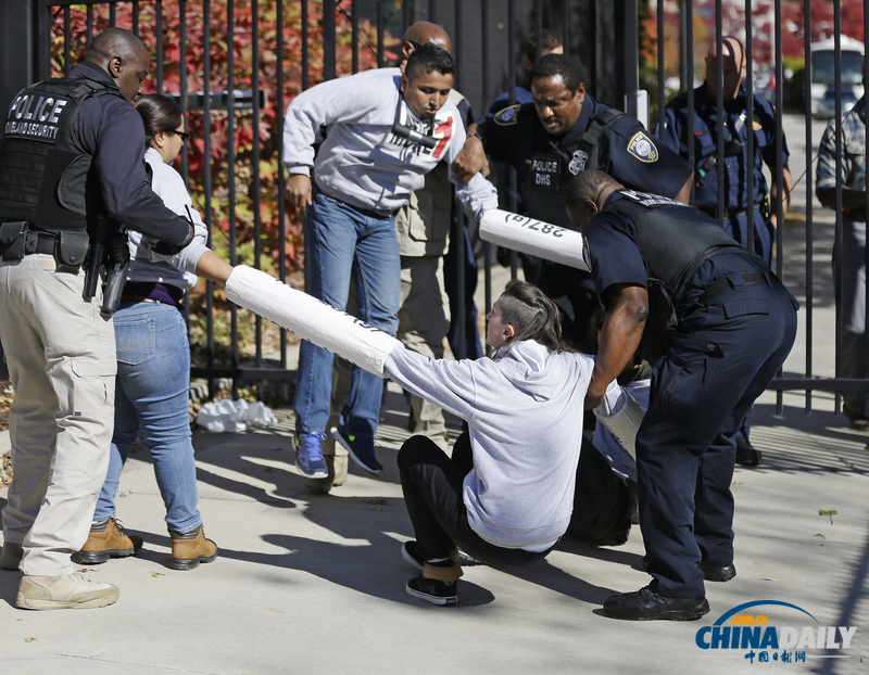 美國亞特蘭大市民呼吁停止驅(qū)逐移民 被鎖住脖子逮捕