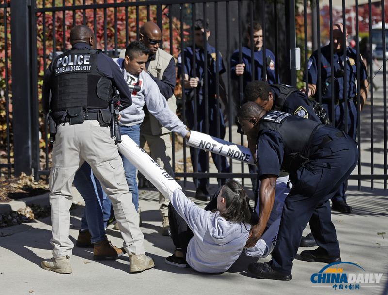 美國亞特蘭大市民呼吁停止驅逐移民 被鎖住脖子逮捕