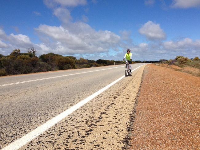 澳大利亞10歲男孩騎車穿越澳洲 為中國孤兒籌款