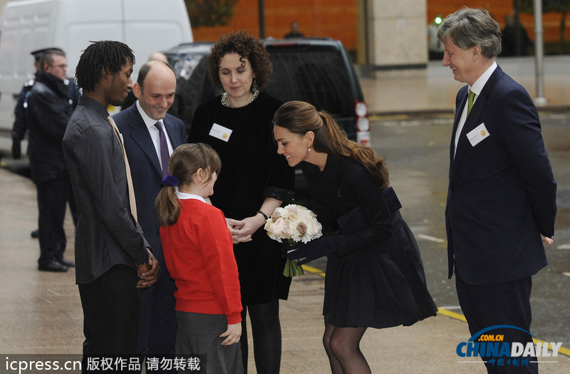 英國凱特王妃出席慈善活動 穿黑絲秀美腿不畏寒冬