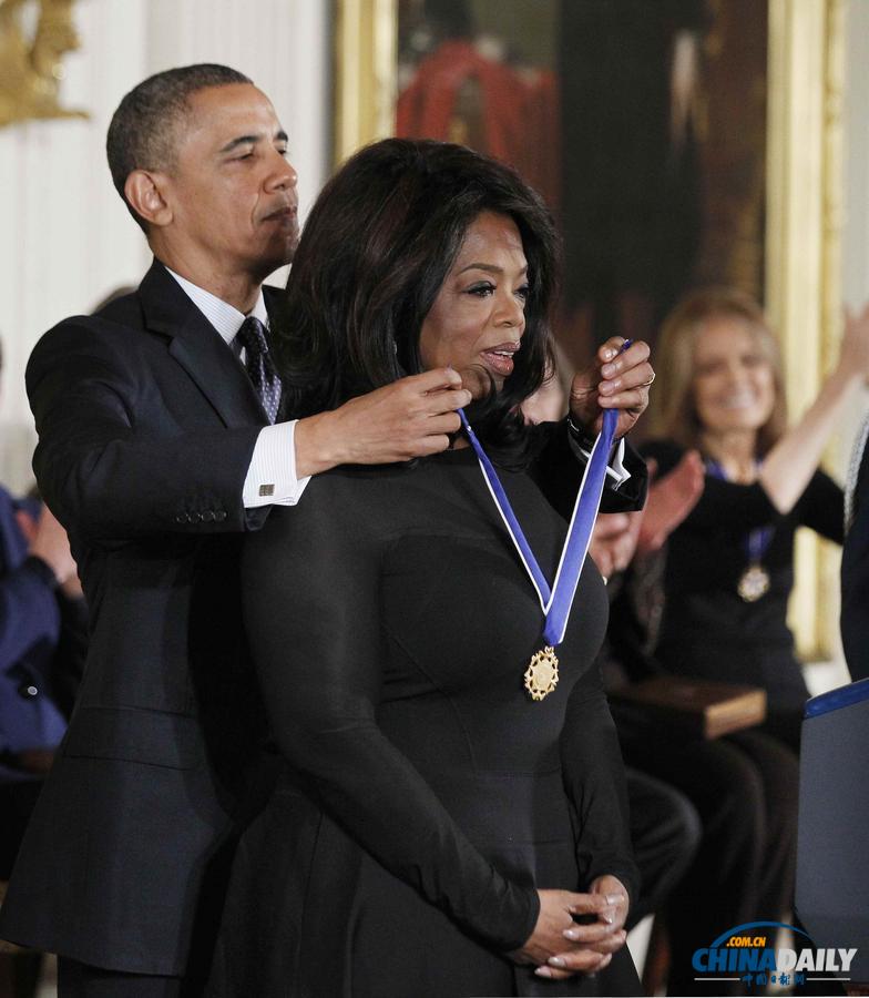奧巴馬向克林頓頒發(fā)總統(tǒng)自由勛章 紀念前總統(tǒng)肯尼迪