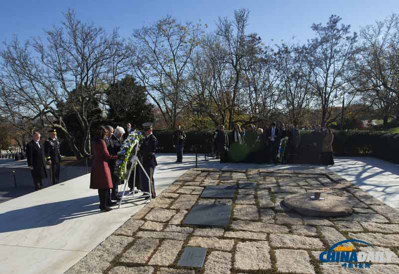 奧巴馬和克林頓一起攜夫人緬懷肯尼迪并獻(xiàn)花圈