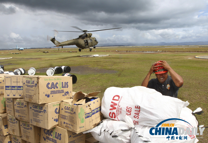 菲律賓空軍向臺風災區投擲糧食 災民奔跑搶奪