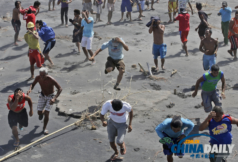 菲律賓空軍向臺風(fēng)災(zāi)區(qū)投擲糧食 災(zāi)民奔跑搶奪