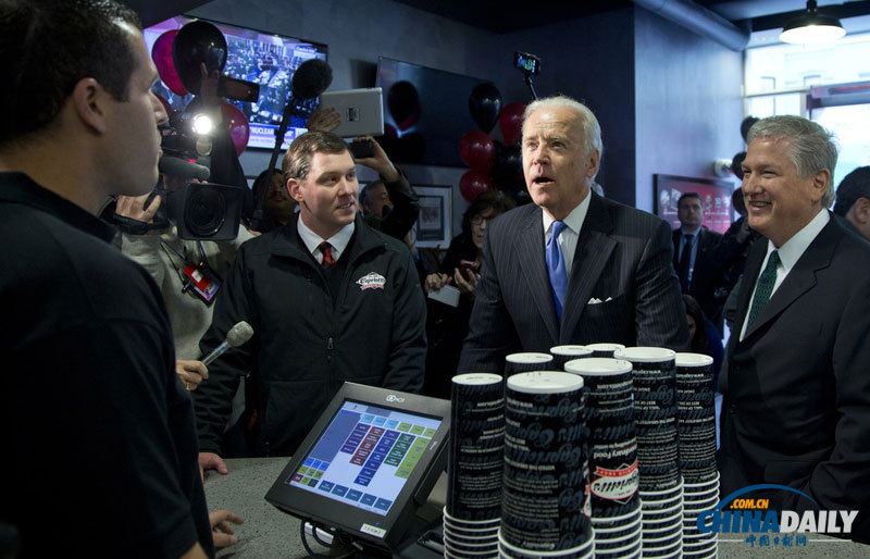 美國副總統拜登前往商店買午餐親自付費 引圍觀