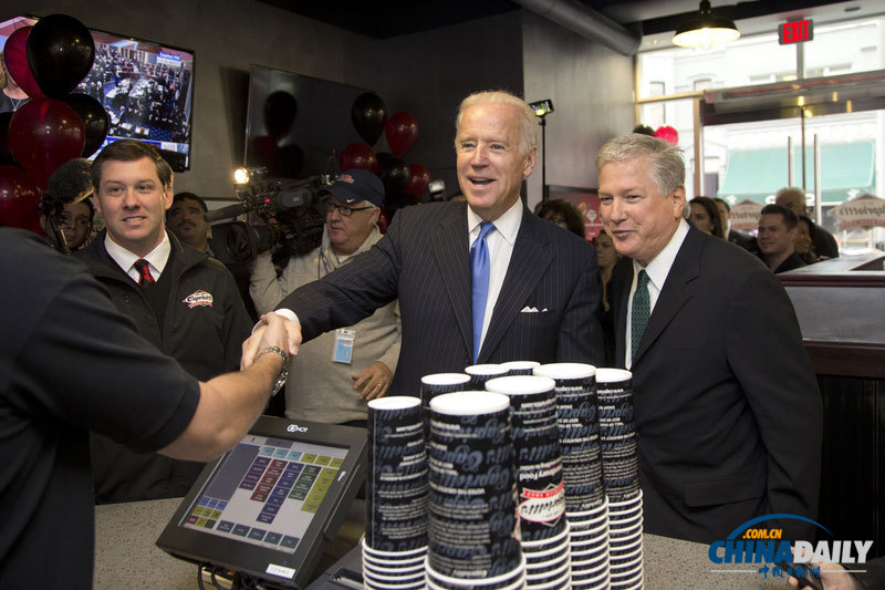 美國副總統拜登前往商店買午餐親自付費 引圍觀
