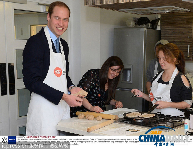 威廉王子探訪慈善中心 戴圍裙做糕點展“煮夫”潛質