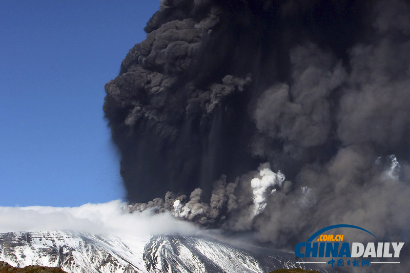意大利火山再次噴發遮天蔽日