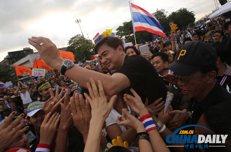 阿披實現身泰國反政府集會 要求總理英拉下臺