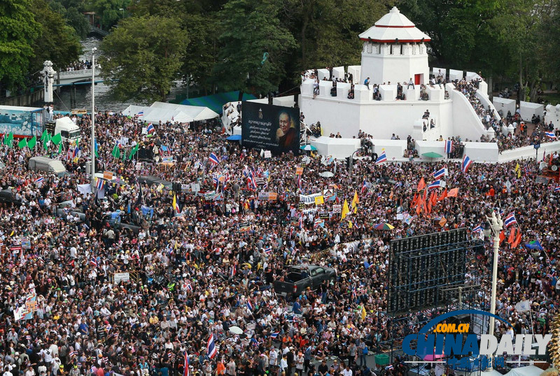 阿披實現身泰國反政府集會 要求總理英拉下臺