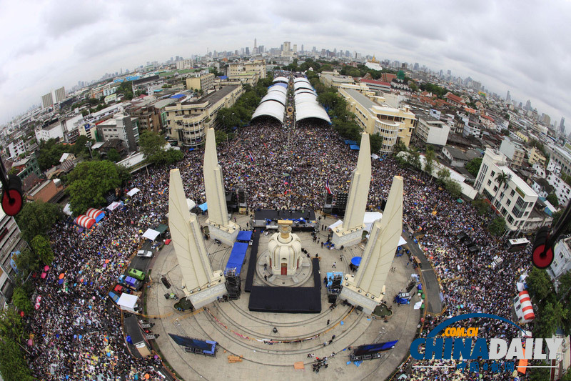 阿披實現身泰國反政府集會 要求總理英拉下臺