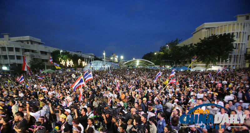 阿披實現身泰國反政府集會 要求總理英拉下臺